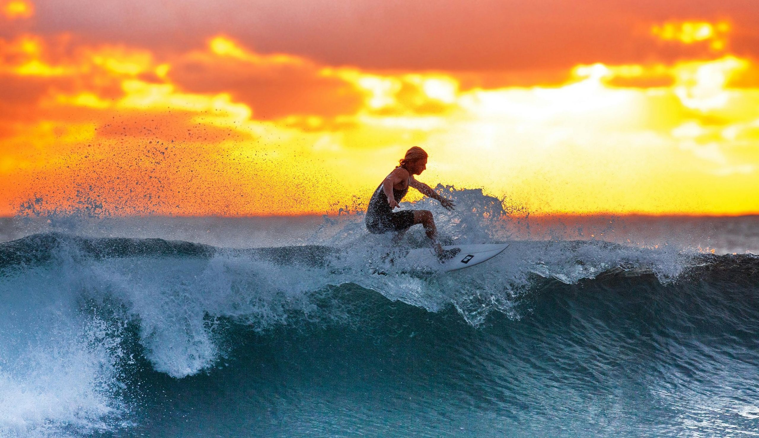 202601surfer-wave-sunset-the-indian-ocean-390051